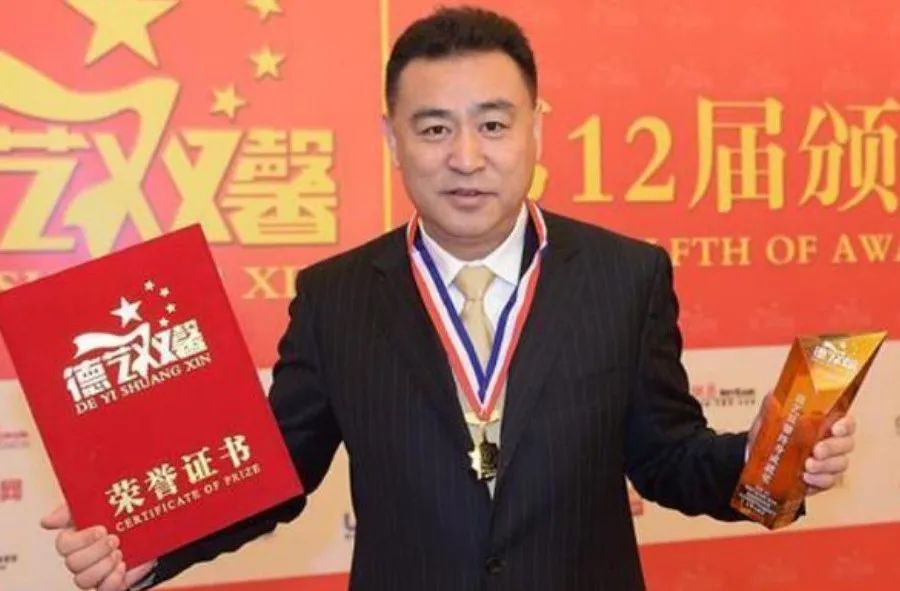 8位红极一时的央视主持人现状，61岁未婚，直播带货，身家过亿