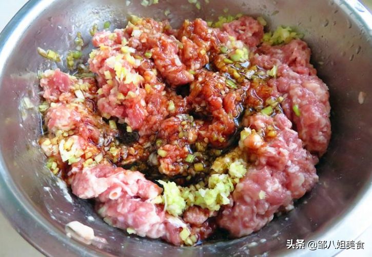 做羊肉馅饺子，掌握好“一放两不放”的调馅技巧，饺子鲜香不膻