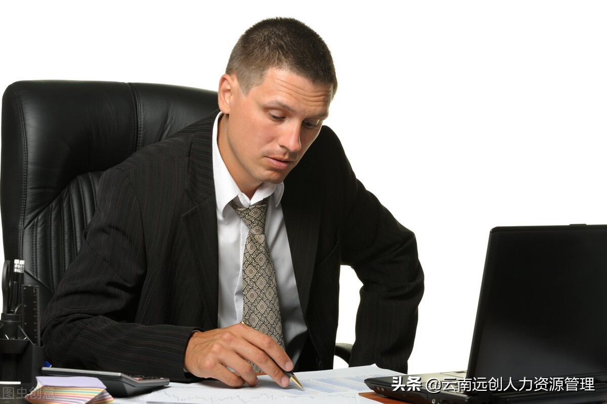 经理因与员工发生口角被打伤，算工伤吗？