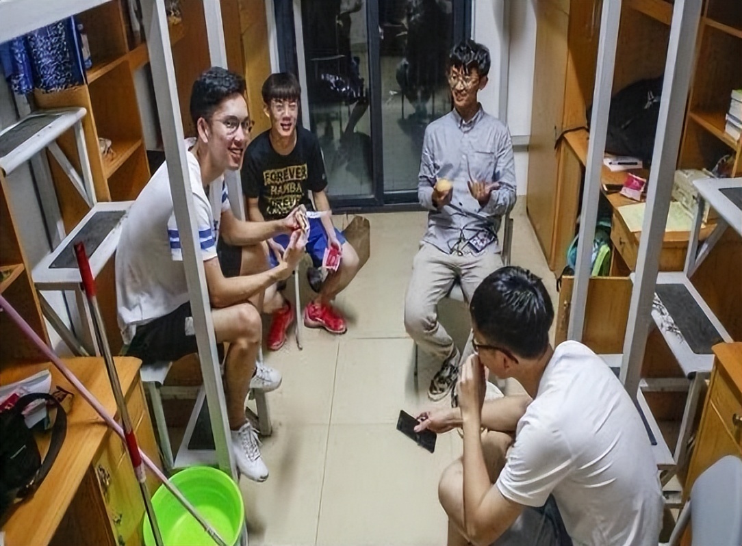 大学校园中女同学最“招人烦”的行为，都十分幼稚，一定要改正