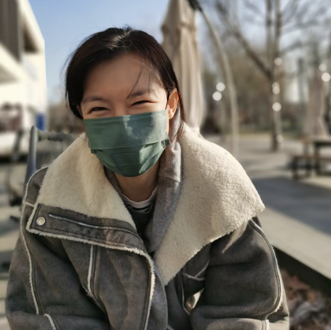 李艾晒出了一张自己的素颜照,感慨沐浴在阳光下真好,从她的笑容中不难