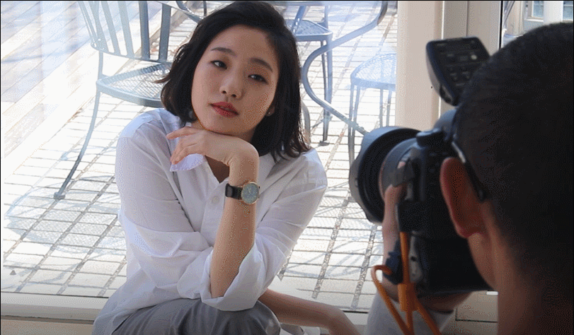 她的中文水平达10级，凭借“尺度片”得到认可，不惜为戏增重8斤