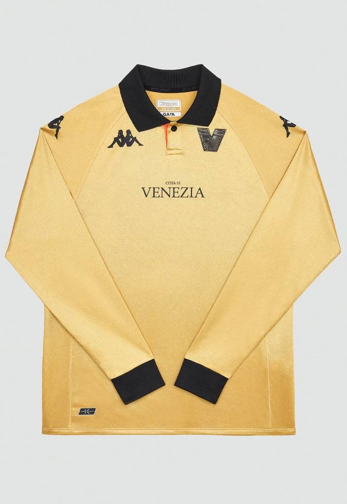 世界上最好的足球队服（本赛季哪支球队的三套球衣设计水平最高？这十大球队走在时尚前沿）