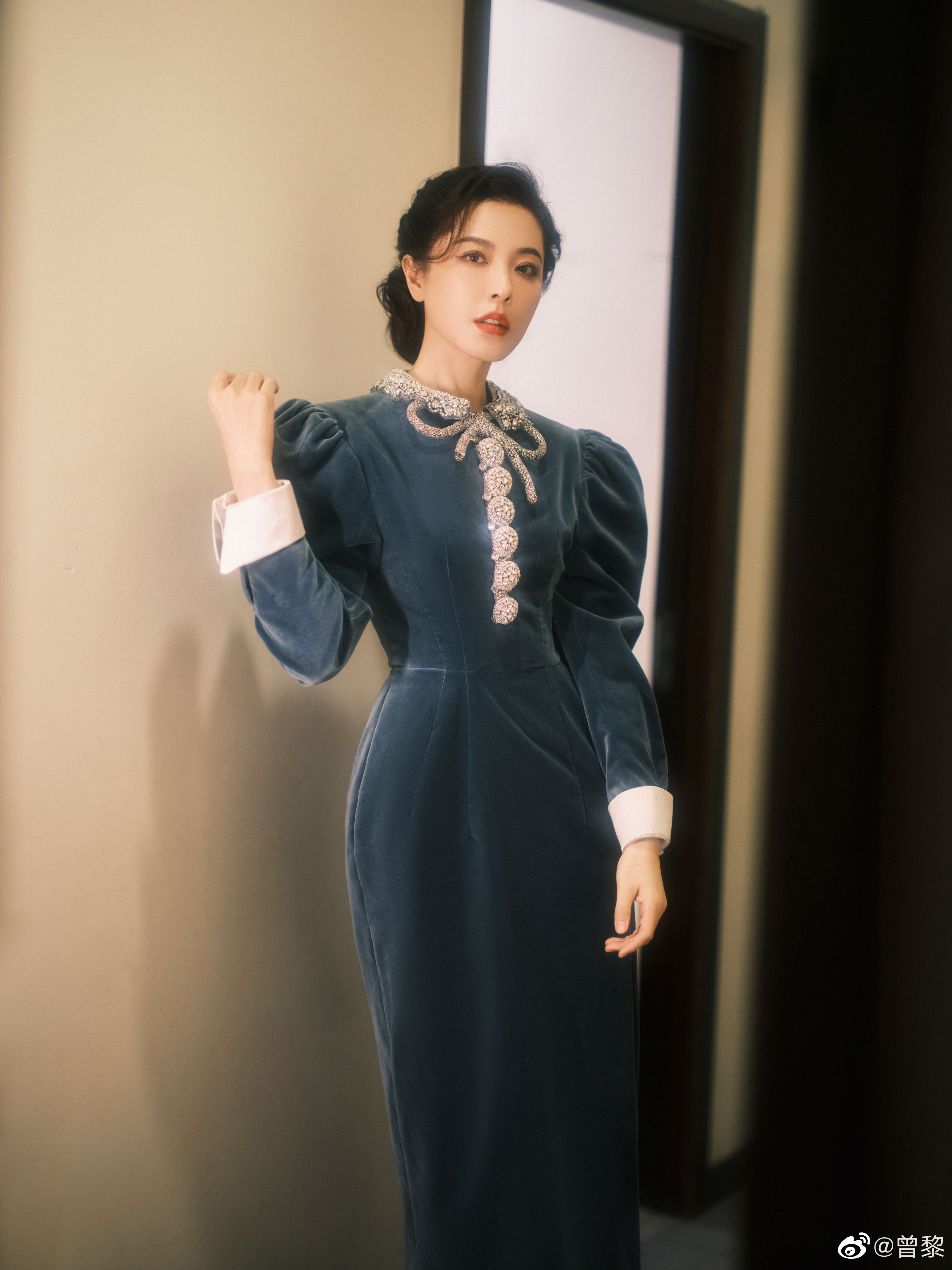 陆柯燃:最帅气在一众裙装中,陆柯燃穿着蓝色呢子外套帅气登场,搭配白