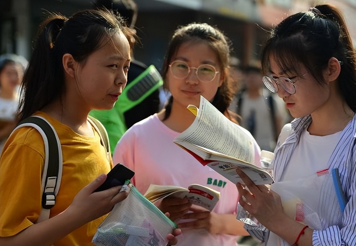 八省地区实行新高考，江苏地区的考生夺冠，福建考生“倒数第一”