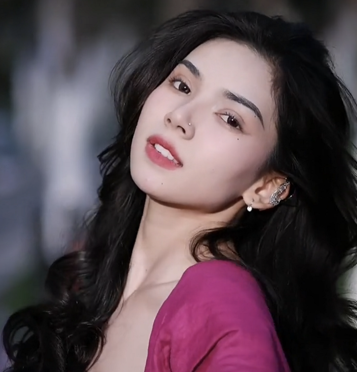 大学运动会“举牌女生”，气质出众像奥黛丽赫本，男生眼睛都直了