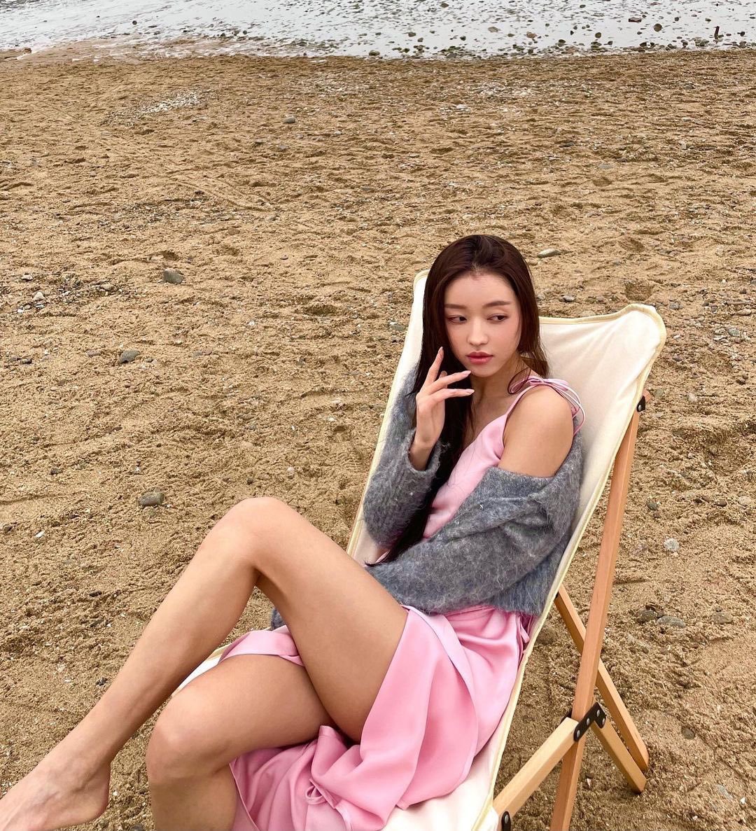 “性感长腿，优雅身姿”，韩国女星YooA晒美照，秀出女神般的身材