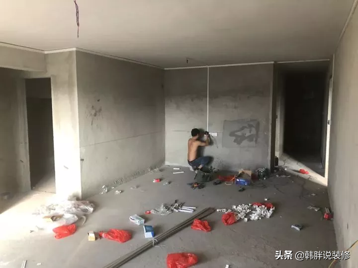 95后小夫妻，为了省钱直接住毛坯房，“家徒四壁”反而更温馨舒适