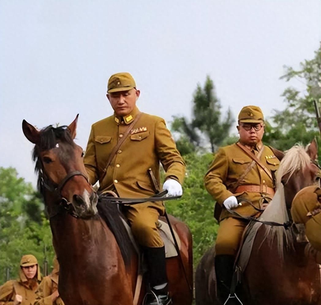 (陆彭《逆战》剧照)2008年,陆彭取得博士学位,又进入上海大学任教.