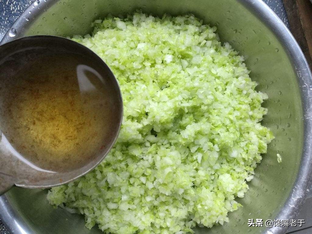 调白菜馅饺子，最忌用盐杀水，十几年老配方告诉你，饺子馅鲜多汁