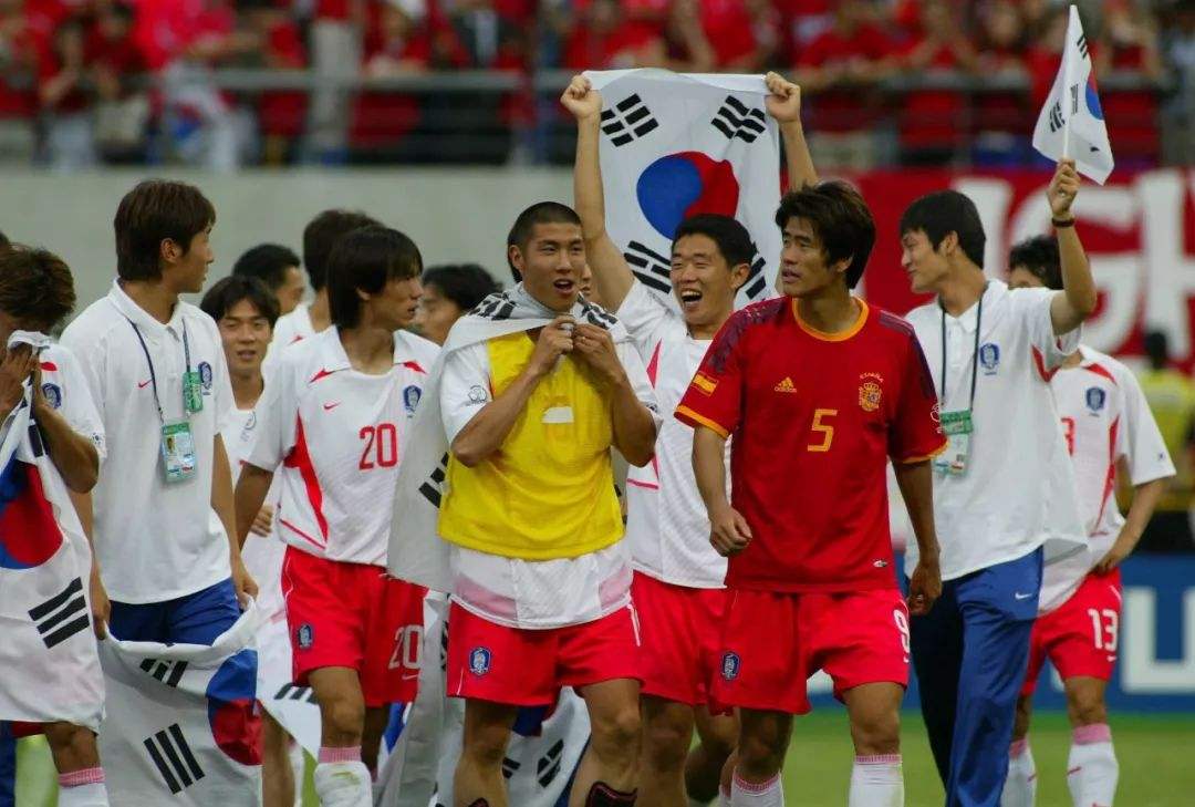 韩国在世界杯上打架(韩国输不起大闹冬奥会！男足曾靠黑哨进世界杯4强，成全世界笑柄)