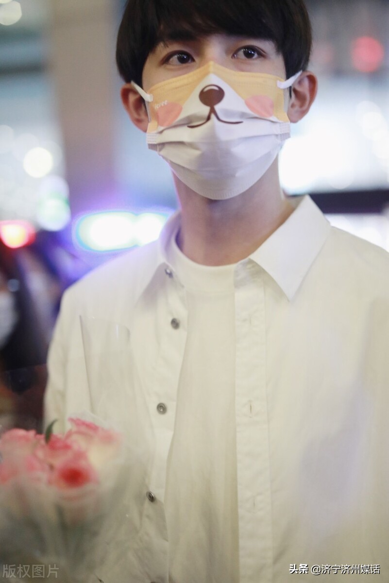 郭俊辰机场穿搭：白衬衫白Tee,阳光帅气