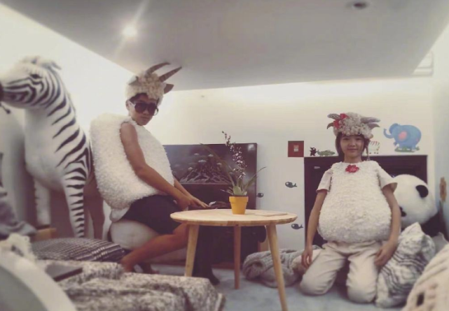 曹格老婆晒母子合照，13岁Joe骑机车载妈妈出行，母子同框像恋人