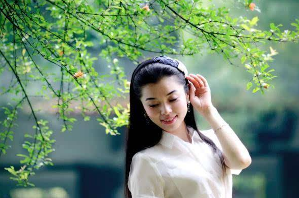 四川：大学课堂上的西班牙语老师，眼里带笑风情万种，不要太迷人