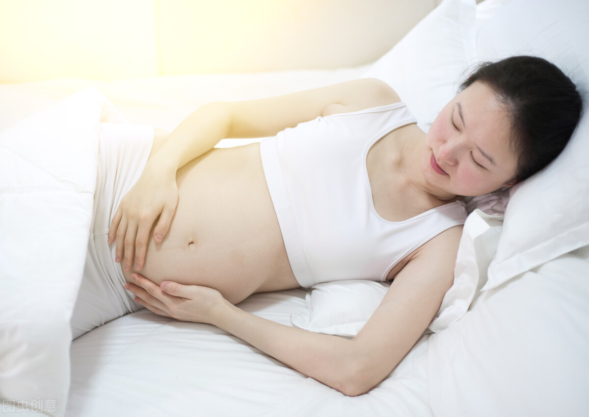 摸摸他，夸夸他，胎宝宝长大后反应更机敏