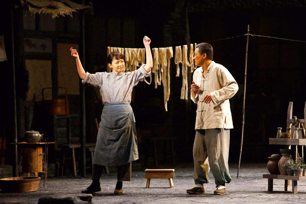 1998年，宋丹丹抛弃黄宏，投奔赵本山，曾撂狠话：我又没卖给你