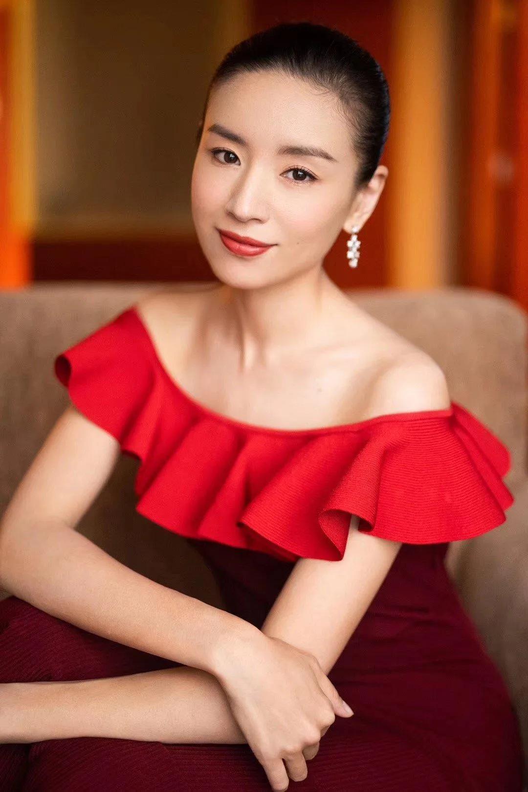 董洁：成熟优雅，气质如兰