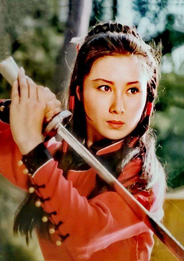 1989年丁岚主演的《桃花扇喋血记》上映,因为有很多场景是在新加坡