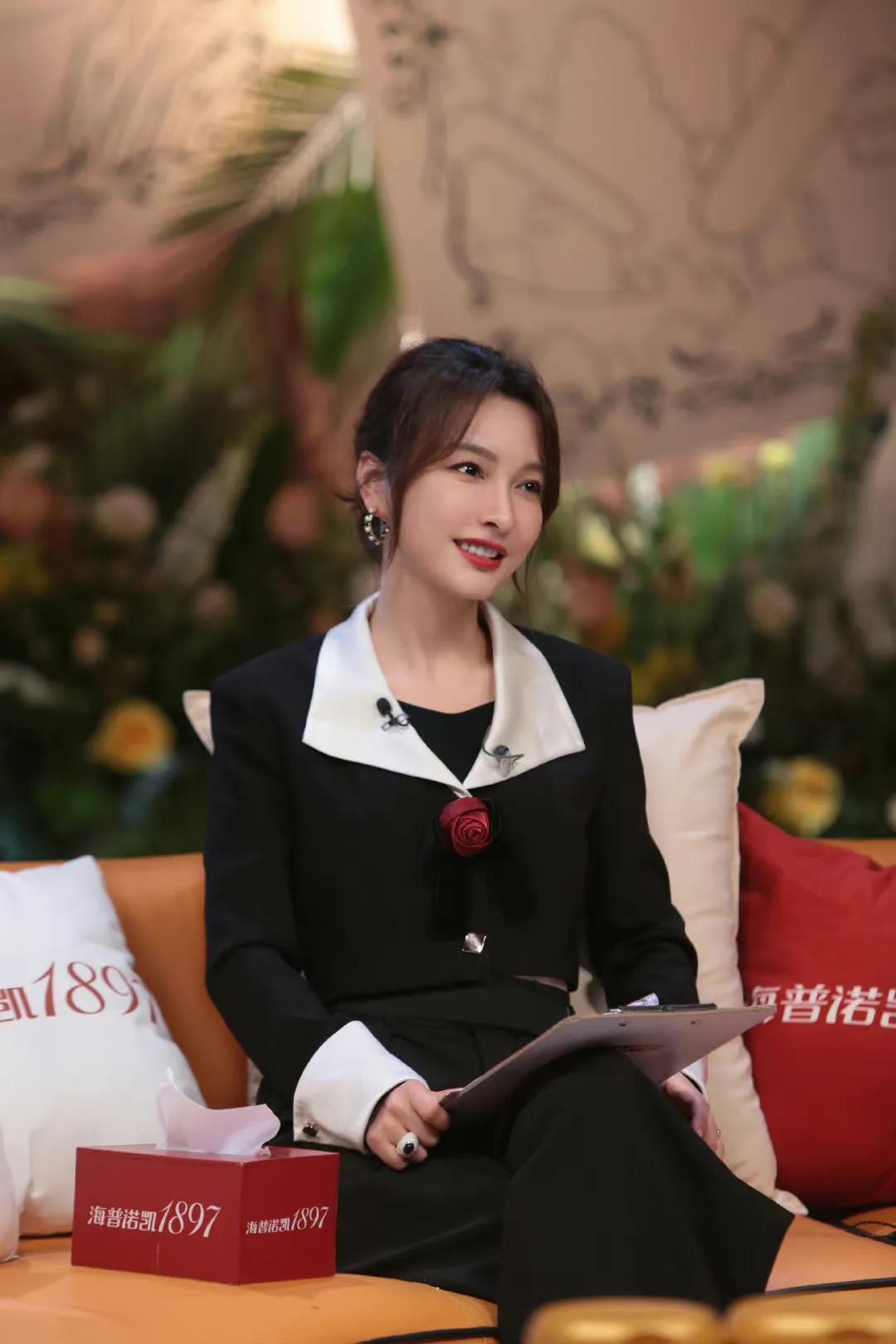 吴昕近期参加综艺穿搭