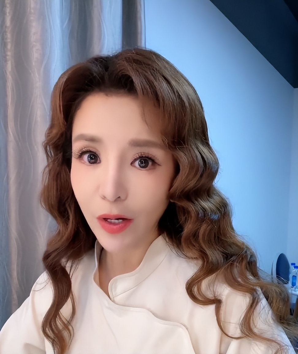 朱迅还特意发了一个短视频,在短视频中素颜出镜,戴着帽子和大家一起