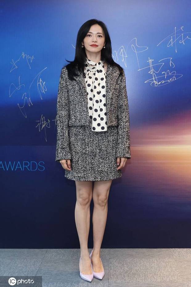 佟丽娅白裙亮相金鹰奖发布会 姚晨穿套装典雅高级