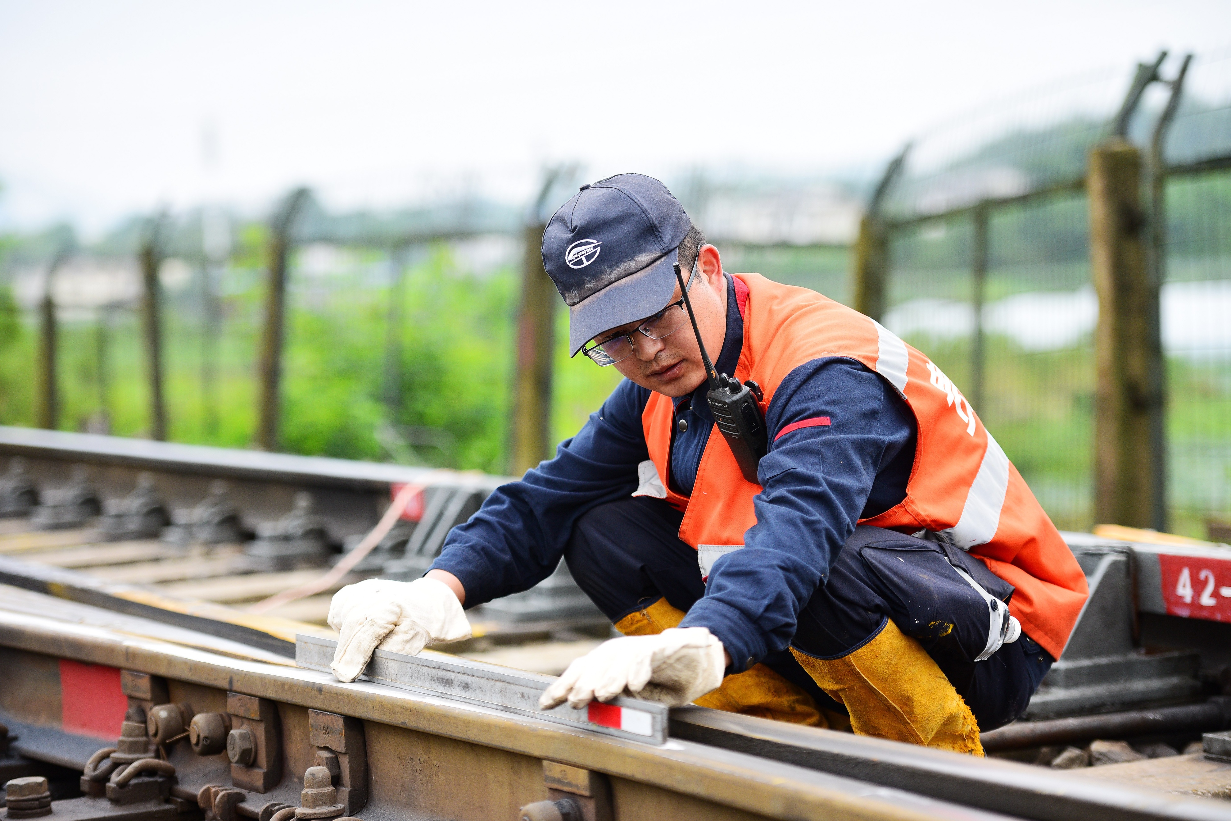 交广会客厅｜坚守铁道线的一抹橙黄——记贵阳工务段息烽线路车间道岔维修工区工长李虎