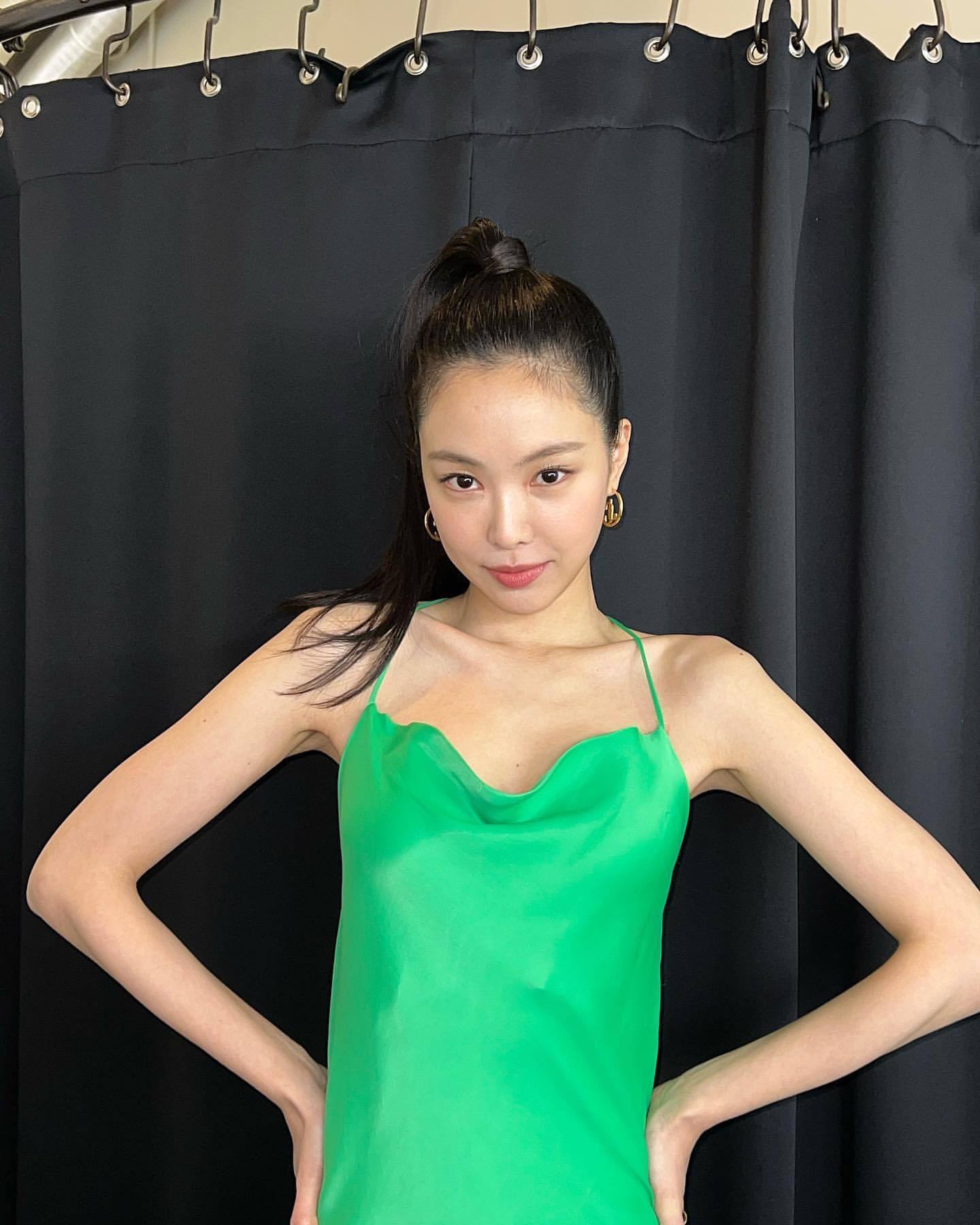 28岁孙娜恩,大胆露背时尚,性感魅力爆炸,瘦到能看到