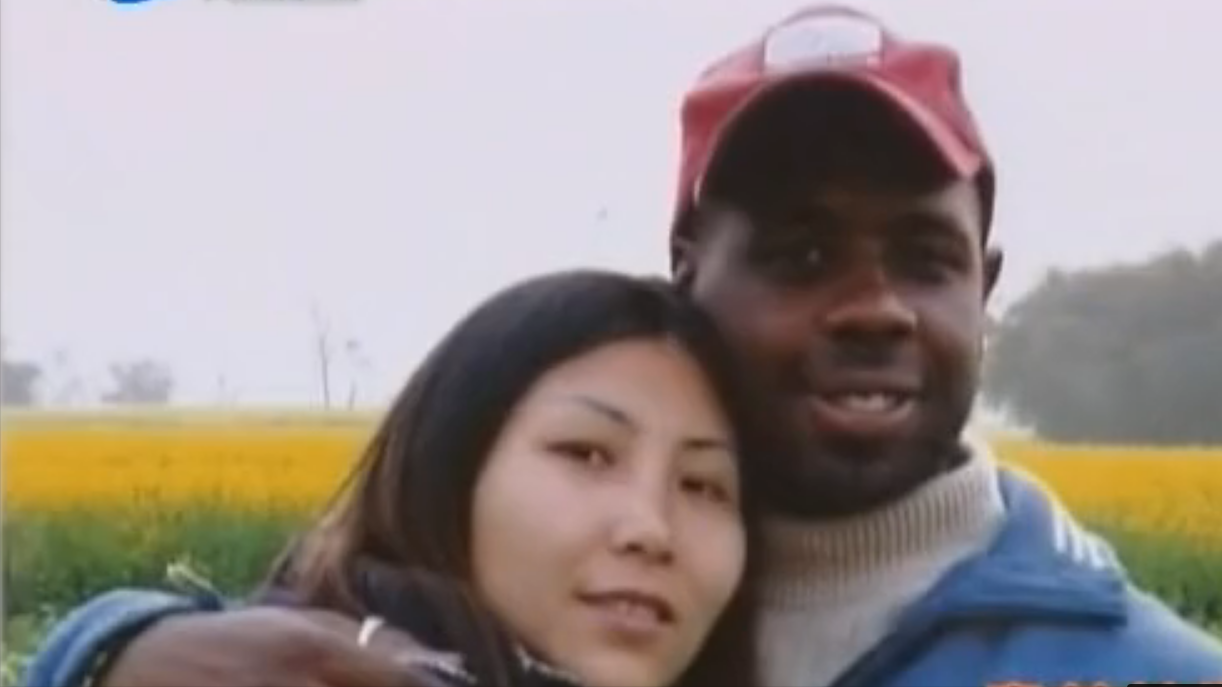 美国黑人留学生娶四川单亲妈妈，还打六份工，养妻子前男友的父母