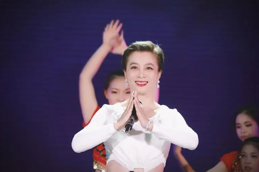 26岁离婚，34岁二婚嫁给犹太富商却两个月见一次面，李玲玉如何了