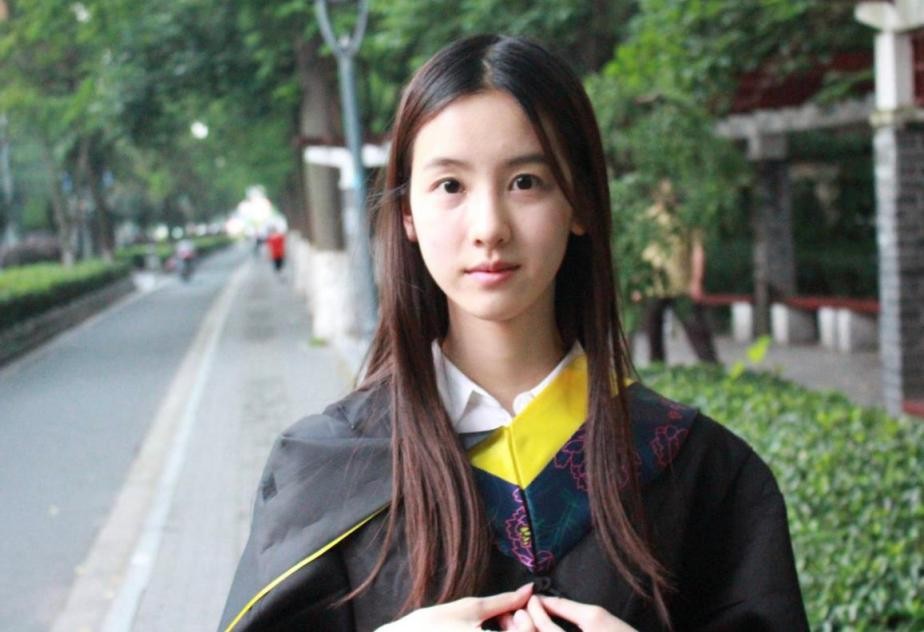 “面如觀音”陳都靈：當年美過奶茶妹妹，演技尷尬卻頻頻合作頂流