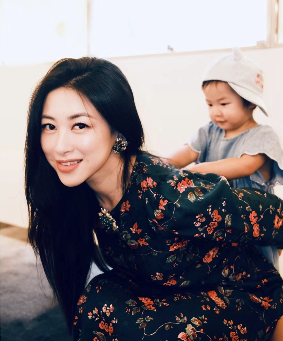 朱珠获老公孩子探班,1岁女儿推开妈妈拒绝亲密互动,却超粘爸爸