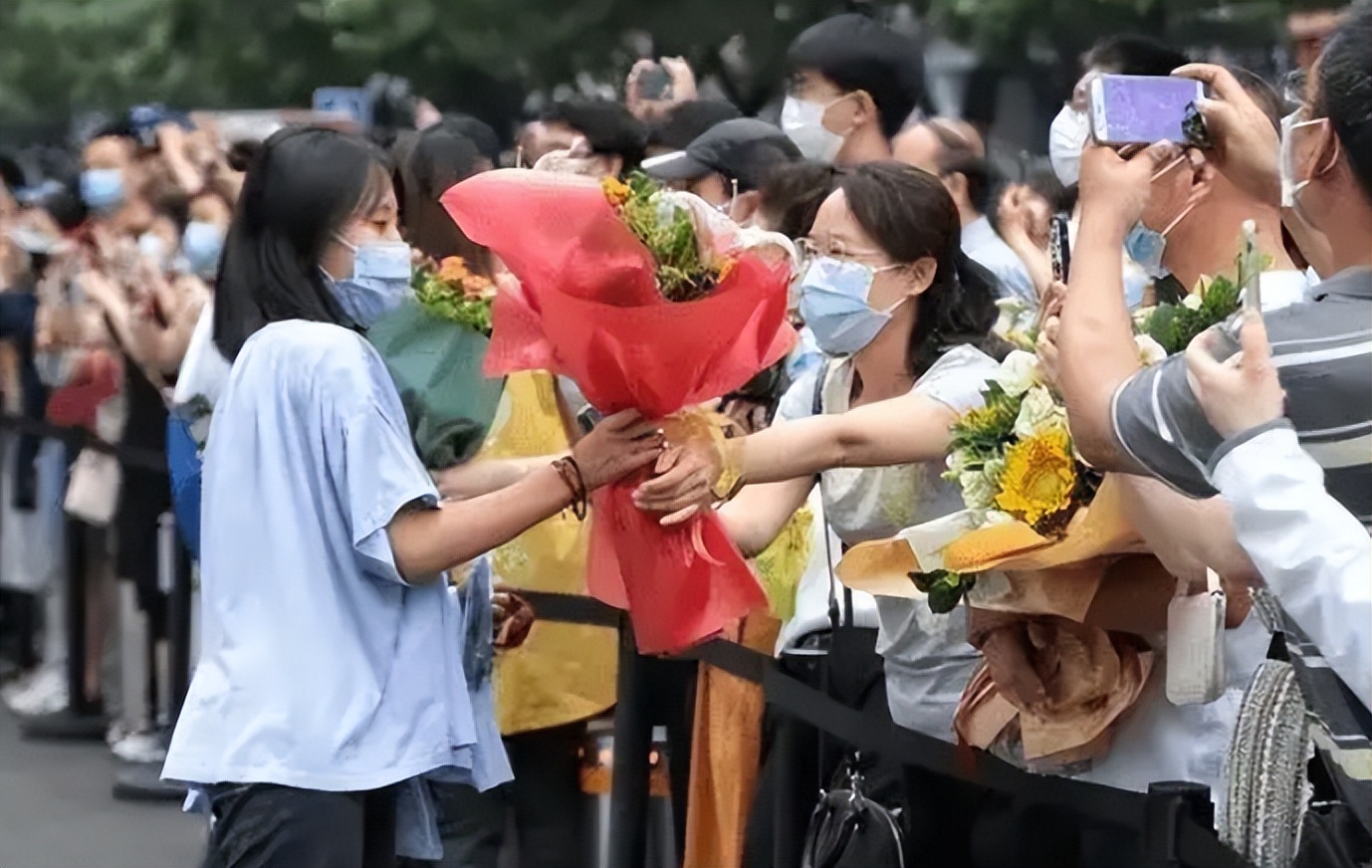 清华美女博士晒“毕业变装”，反遭网友嘲弄，觉得还是应该谦虚些