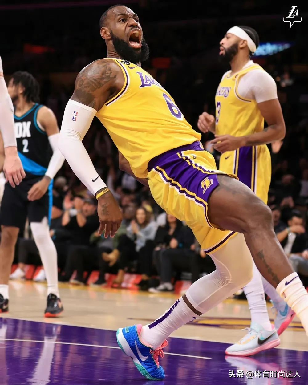 威少超远三分助队视频（威少逆天三分！詹眉杀疯打爆开拓者！布克三节51分牛逼炸了）