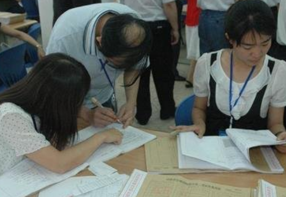 上海复旦副教授工资单火了，月工资不到1万，引热议：能活得起吗