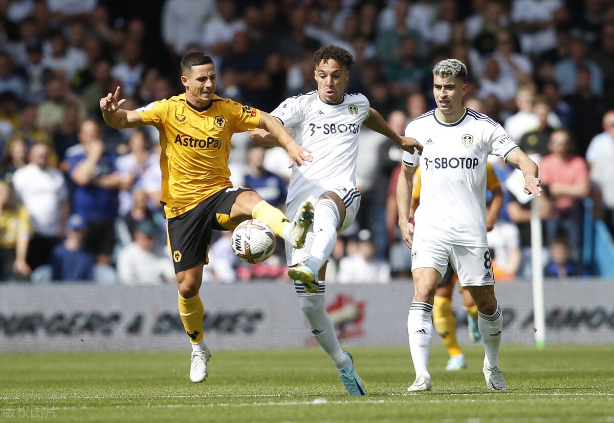 利兹联图片(2-1,闪电丢球 上下半场各入一球,利兹联队逆转,迎来开门红