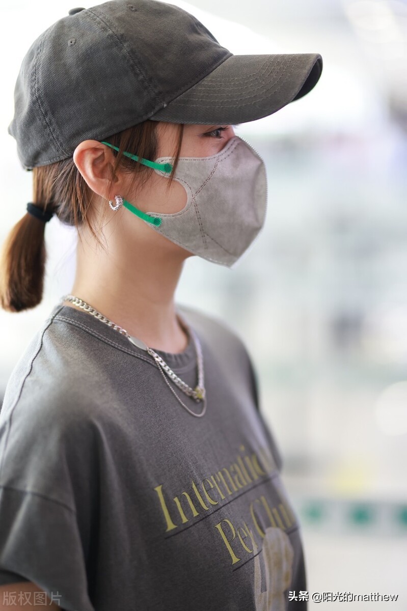 街拍：李纯灰色T恤+白裤子+棒球帽酷感十足