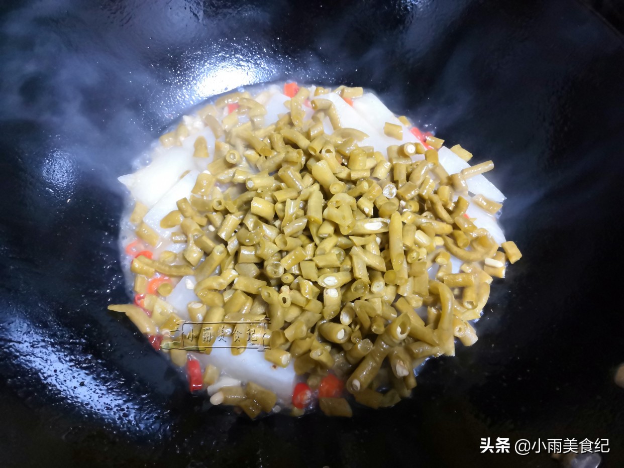 酸萝卜怎么炒家常菜（吃腻大鱼大肉就试试这道酸爽开胃菜）