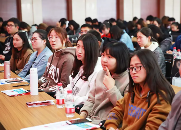 华东师大一中文系老师走红，气质儒雅神似靳东，不愧是研究古籍的