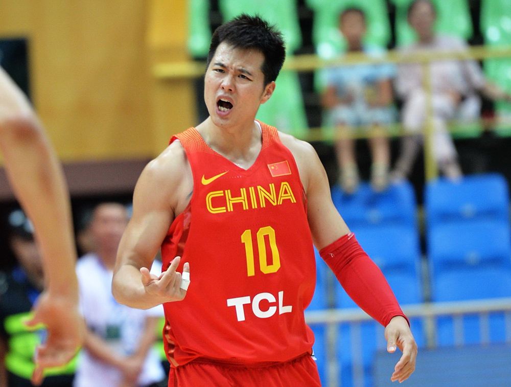 一场的正规篮球比赛多少分钟（100多万人围观，“晏鼠组合”很强，但根本打不了退役职业球员）