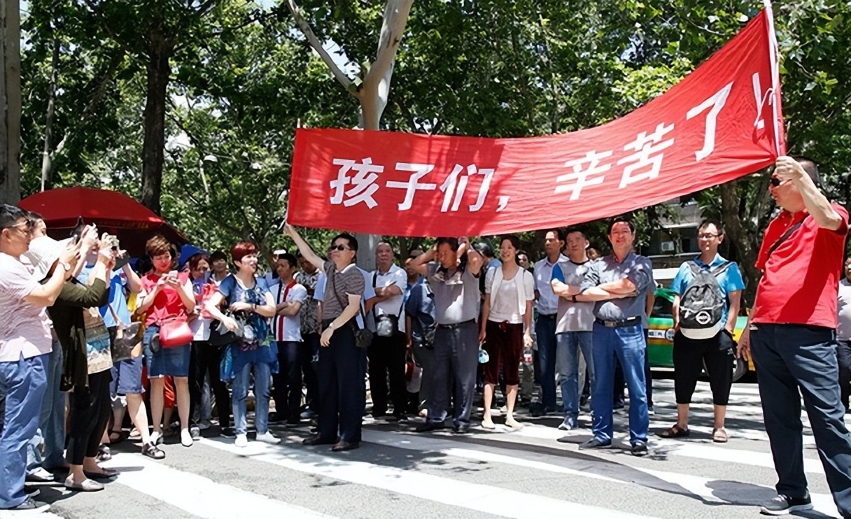 有些家長總是擔心學生在考試途中有意外,需要家長的幫助,才捨不得離開