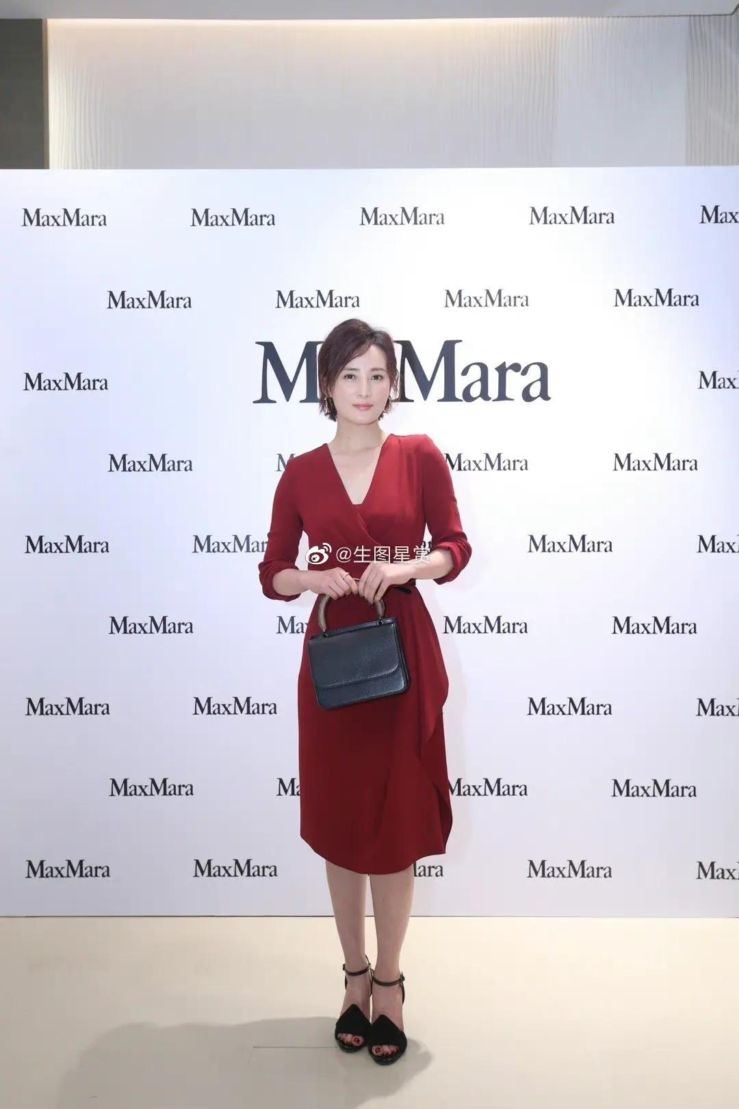 蒋勤勤出席品牌活动 现场试穿经典款大衣，女神气质爆棚