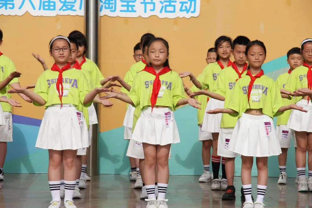 双流区九江小学举行“争做绿色低碳AI小达人”环保主题升旗仪式