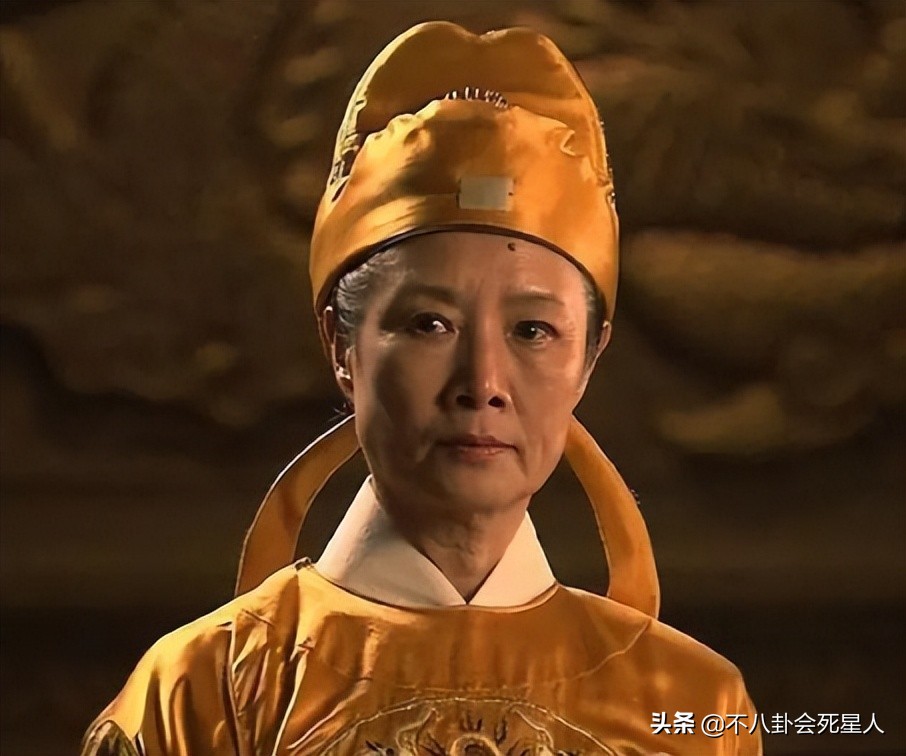 同是50+女星走红毯，内地女星和港台女星的造型，差距真是太远了