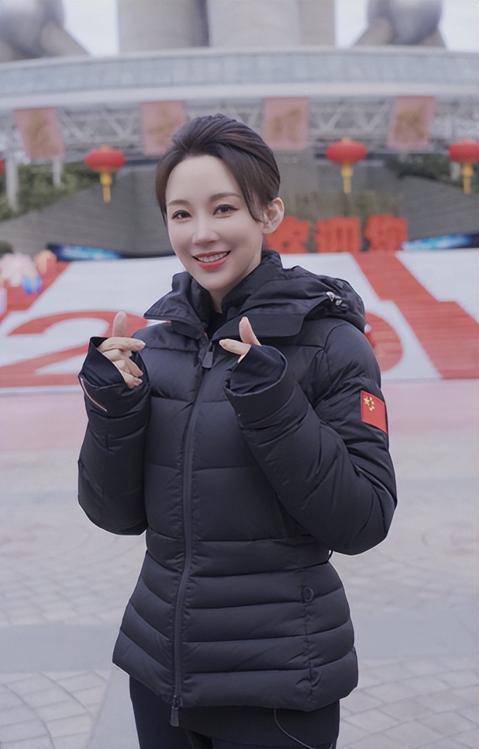 潘晓婷的微博帖子（潘晓婷微博发文称交作业，晒出六张素颜自拍照，40岁至今仍然单身）