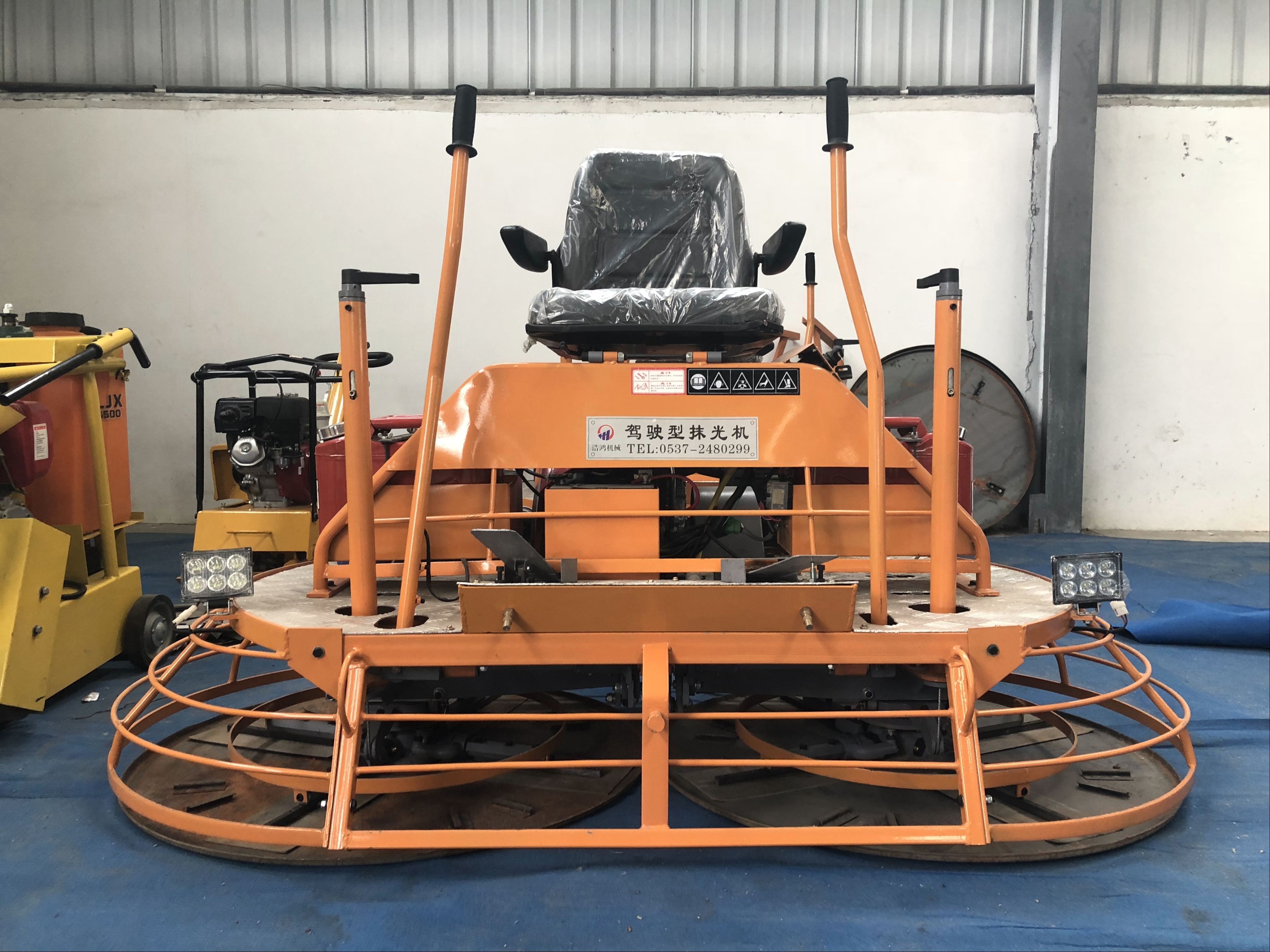 对,您没看错,这款座驾式抹光机操作简单易学