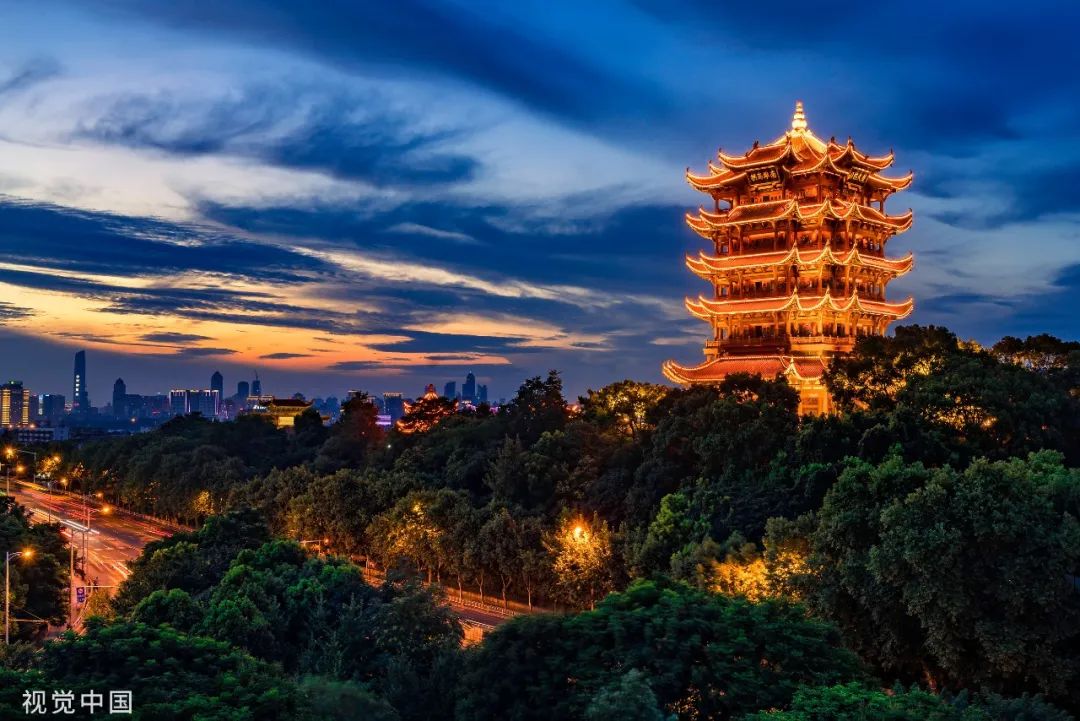 溪云初起日沉阁,山雨欲来风满楼.