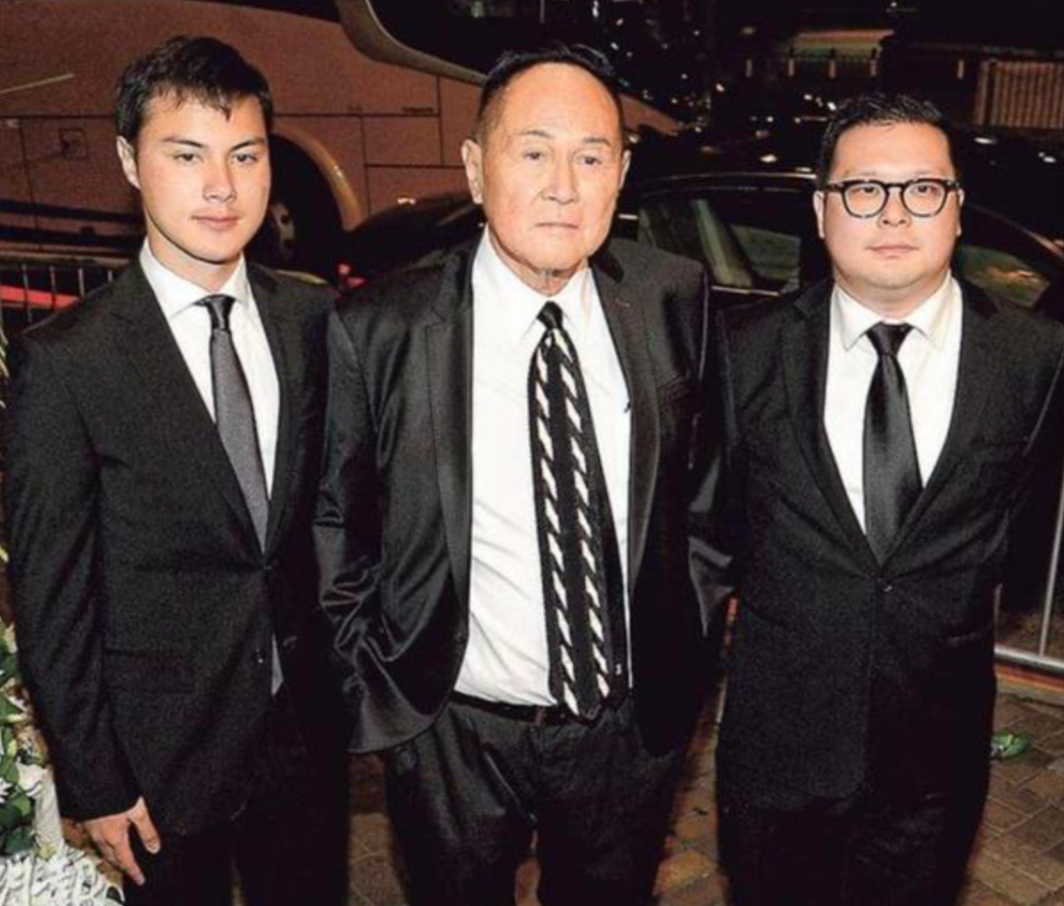 85岁富商赵世曾罕见外出，身边又换新女伴，打扮依然时尚行走自如