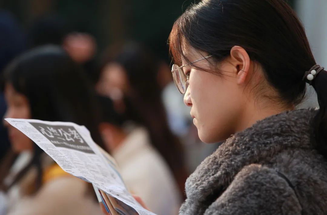 应届生想延迟毕业：工作幻想被现实碾碎，冒与社会脱节风险躲一年