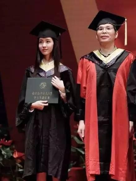 “面如觀音”陳都靈：當年美過奶茶妹妹，演技尷尬卻頻頻合作頂流