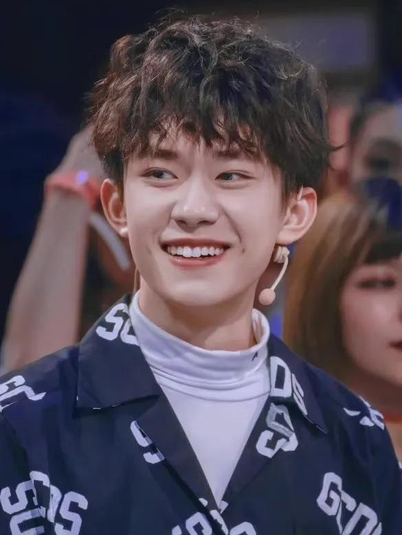 男明星的"羊毛卷"才是最佳发型:肖战王一博精致,任嘉伦太温柔